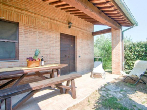 Snug Farmhouse in Castiglione del Lago with Pool